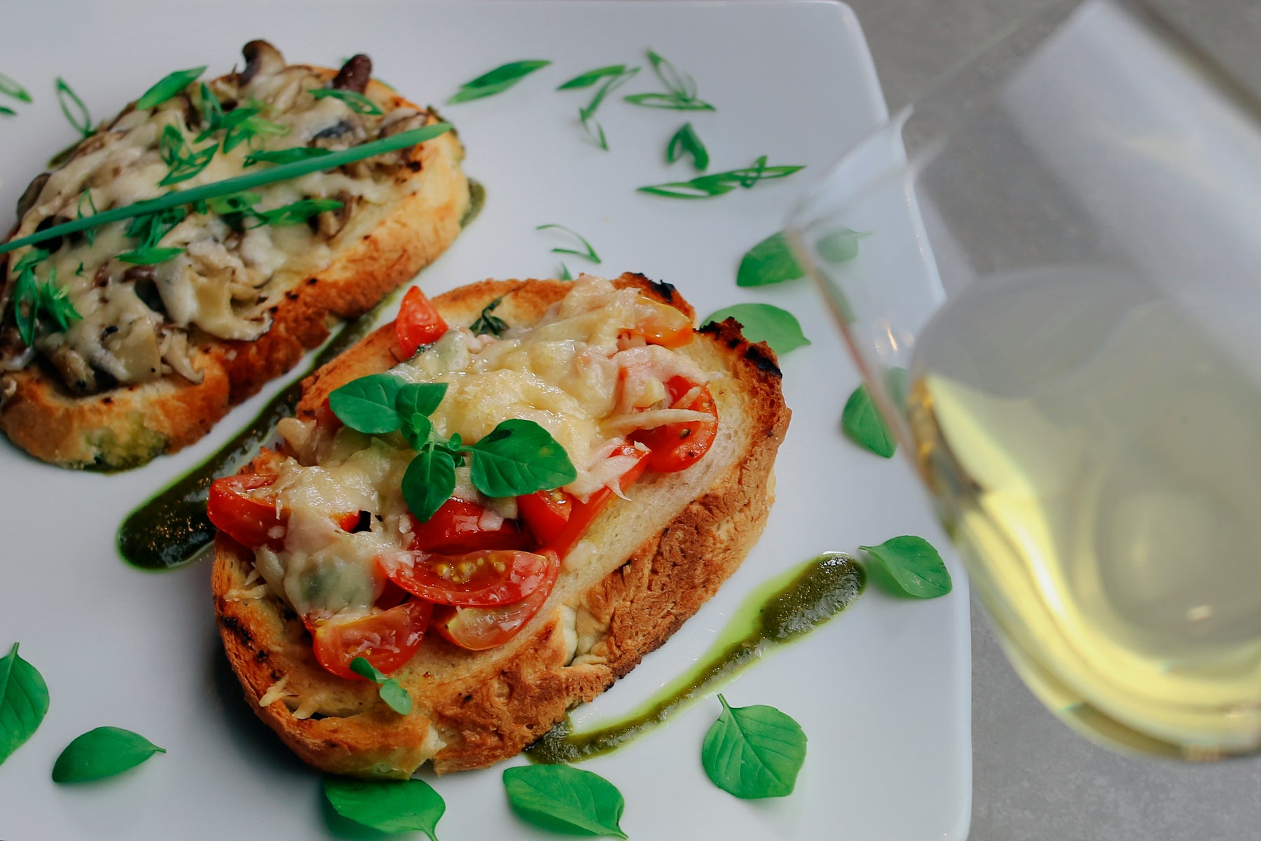 Italiaanse Bruschetta met Verse Kruiden uit Eigen Tuin 🌿🍅